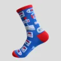 Chaussettes montantes en coton bleu avec motifs de manette de jeu rétro et bordures rouges. - Modèle 1 (Mi-Mollet)