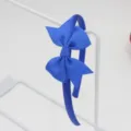 Vue détaillée d'un serre-tête nœud ruban gros-grain bleu roi vibrant sur support. - Serre-Tête Nœud / Bleu Royal (27#)