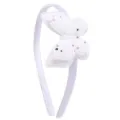 Gedetailleerde close-up van witte stoffen vlinderhaarband met glinsterende sterren, mooi accessoire. - Wit