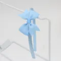 Détail en gros plan du serre-tête nœud ruban bleu clair, mettant en valeur sa texture et sa finition. - Serre-Tête Nœud / Bleu Clair (14#)
