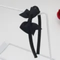 Gros plan sur un serre-tête nœud ruban noir montrant le tissu texturé et la forme. - Serre-Tête Nœud / Black (10#)