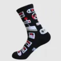 Gros plan détaillé sur ces chaussettes noires à thème de jeux vidéo avec de jolis motifs rétro. - Modèle 3 (Mi-Mollet)