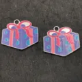 Detail van mooie emaille cadeauendoos bedels hangers in paars en roze voor DIY sieraden maken. - Cadeauzakje Stijl