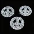 Gedetailleerde close-up opname van de zilveren strass vredesteken bedel voor DIY sieraden. - Vredesteken / Zilver