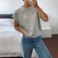 Pull-over en tricot gris à manches courtes pour femmes avec motif floral 3D chic. - S / Argent