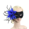 Detalle de la máscara de terciopelo negro con flor azul y elegantes plumas festivas. - Talla única / Azul