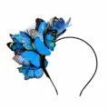 Gros plan détaillé de la décoration serre-tête papillon bleu avec motifs d'ailes et structure. - Bleu