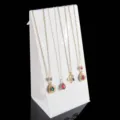 Présentoir de collier en acrylique blanc avec plusieurs élégants pendentifs en pierre. - Blanc