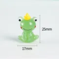 Süße handgefertigte grüne Glasfrosch Figur mit gelber Krone, Mini Tier Deko 25mm lang - Stil 04
