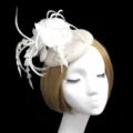 Elegante cappello fascinator beige con piume bianche, perfetto per matrimoni e feste. - Bianco avorio