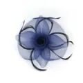 Gros plan détaillé de l'accessoire de cheveux fleur en résille bleu marine et plumes. - Bleu Marine
