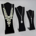 Ensemble de présentoirs de colliers en acrylique noir, support de bijoux incurvé pour vitrine. - Présentoir