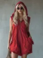 Detailansicht des roten ärmellosen Kapuzen-Overalls mit Metallreißverschluss und Rüschentaschen. - S / Set / Rot