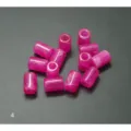 Primer plano detallado de cuentas de barril de acrílico rosa brillante, ideales para joyería DIY. - 50 Piezas/Paquete / Rosa