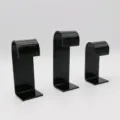 Vue détaillée de supports de présentation de boucles d'oreilles en acrylique noir brillant. - Noir