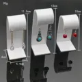 Ensemble de présentoirs à boucles d'oreilles en acrylique blanc avec trois paires. - Blanc