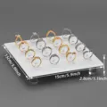 Detailansicht des weißen Acryl Ringdisplays mit genauen Abmessungen für sichere Ringpräsentation. - 15x15x2.8cm / Klarweiß