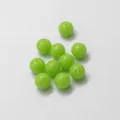 Dettaglio di perline rotonde in acrilico verde, superficie liscia con foro per bigiotteria. - Stile 3