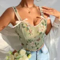 Primer plano detallado del corsé floral francés con delicados detalles de lazos en tirantes. - S / Tops / Verde Oscuro
