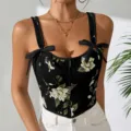 Primer plano de un corsé floral vintage con tirantes de lazo negro y estampado de tapiz. - S / Tops / Negro