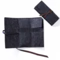 Estuche de fieltro gris oscuro con cinta marrón, organizador para lápices y pinceles. - Estuche enrollable para herramientas