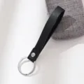 Correa de llavero de cuero negro con anillo de metálico, elegante accesorio para llaves. - Negro