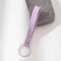 Llavero de cuero PU violeta con anillo de metal, elegante llavero para coche y bolso. - Púrpura