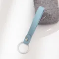 Lichtblauwe lederen sleutelhanger band met metalen ring voor autosleutels en modieuze tas. - Lichtblauw