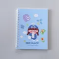 Bonito cuaderno de espiral azul con diseño de niña de dibujos animados, ideal para diario. - Niña del sombrero azul