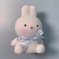 Linda luz nocturna LED de conejo blanco con lazo de cuadros azules, lámpara ideal. - Conejo Cinta Azul