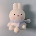 Linda luz nocturna LED de conejo con bufanda azul estatueta para un dormitorio muy acogedor. - Conejo Bufanda Azul