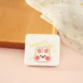 Tragbarer kleiner Klapp-Schminkspiegel mit süßem Hasen-Motiv für Handtasche und Reisen. - Schüchterner Hase