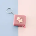 Bonita cinta métrica mini rosa con llavero, herramienta de medición de bolsillo portátil. - Reno con Pajarita