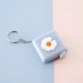 Mini cinta métrica cuadrada con margarita bonita llavero portátil para medidas - Margarita Blanca