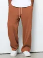 Detailansicht mit Waffelstrick Textur und Kordelzug Taille der lässigen braunen Stoffhose. - S / Orangerot