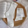 Witte geribbelde middelhoge sokken voor dames met elegante parel- en strass-versieringen. - Eén Maat (EU 34-39) / Wit