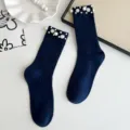 Donkerblauwe geribbelde halverwege kuit sokken versierd met elegante parels en strass steentjes. - Eén Maat (EU 34-39) / Marineblauw