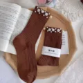 Bruine geribbelde sokken met parels en elegante strass bloemdecoratie en stijlvolle papierband. - Eén Maat (EU 34-39) / Karamel