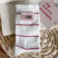 Calcetines blancos de tubo medio con rayas rojas, borde con volantes y bonito parche de botones. - Talla única 34-39 / Rayas