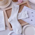 Calcetines de tubo medio blancos de punto acanalado con elegantes perlas, estilo moderno. - Talla Única (EU 34-39) / Blanco