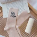 Beige gerippte Wadenstrümpfe mit stylischem Strass-Buchstaben R Aufnäher modisch chic. - Einheitsgröße 34-39 / Khaki