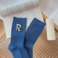 Gemütliche blaue Rippstrick Socken mit Strass Buchstaben R Patch. Stylische Winter Mode. - Einheitsgröße 34-39 / Blau