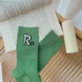 Grüne Strick-Wadenstrümpfe für Damen mit Buchstaben R Patch, ideal für Herbst und Winter. - Einheitsgröße 34-39 / Grün