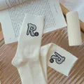 Behagliche cremefarbene Damensocken mit stylischem Strass-R-Aufnäher für den kühlen Herbst. - Einheitsgröße 34-39 / Milchweiß