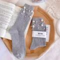 Chaussettes mi-hautes côtelées grises pour femmes élégantes avec perles de mode - Taille Unique (EU 34-39) / Gris clair