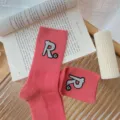 Rosa gerippte Strick-Slouch-Socken für Damen mit einem schicken Strass-Buchstaben-R-Aufnäher. - Einheitsgröße 34-39 / Altrosa