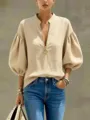 Detailansicht der lässigen Damen V-Ausschnitt Bluse mit Metall-Ringreißverschluss und Ärmeln. - Khaki