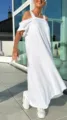 Detailaufnahme eines loosen weißen Off-Shoulder-Maxikleids im Freien, zeigt Stoff und Passform. - XS / Weiß
