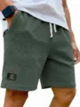 Détail de short décontracté en tricot gaufré pour homme, coupe ample et cordon réglable. - S / Bleu marine