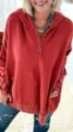 Vue détaillée du sweat à capuche décontracté pour femme avec boutons et poche pratique. - Rouge Foncé